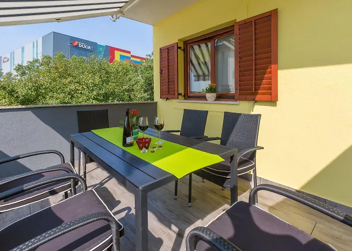 Charmantes Nur 500 Meter Zum Mit Meerblick, Privatem Balkon, Privatparkplatz Crikvenica